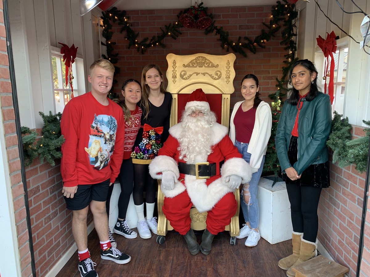 leoclubperry's tweet photo. LOVED this event in Downtown Chandler. Happy Holidays from Leo Club :) https://t.co/zy2oMGRmTX