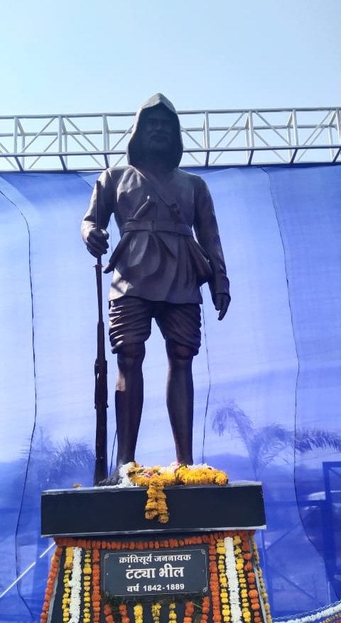 आदिवासी हित का बात करने वालो को ये नही पता कि बलिदान दिवस पर क्रांतिकारियों की कुर्बानियों को याद करके दुःख जताना चाहिए या मंच से संस्कृति की आड़ में अपनी मूर्खता का परिचय देते हुए नृत्य करना चाहिए।।

#पातालपानी #राष्ट्र_मालिक_टंटयाभील