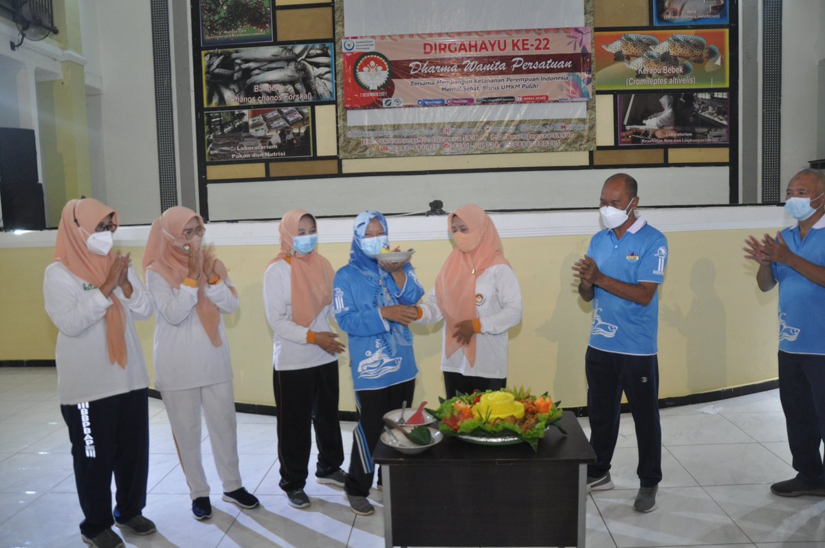 bbpbapjpr's tweet photo. Semarak Dirgahayu HUT Dharma Wanita Persatuan Ke 22 DWP BBPBAP Jepara melaksakan pemotongan tumpeng dan bebagai lomba antar anggota, dgn Tema" Bersama Membangun Ketahanan Perempuan Indonesia Mental Sehat, Bisnis UMKM Pulih"
#HUTDWP #DharmaWanitaPersatuan #SahabatBudidaya https://t.co/EGvS1c4tjt