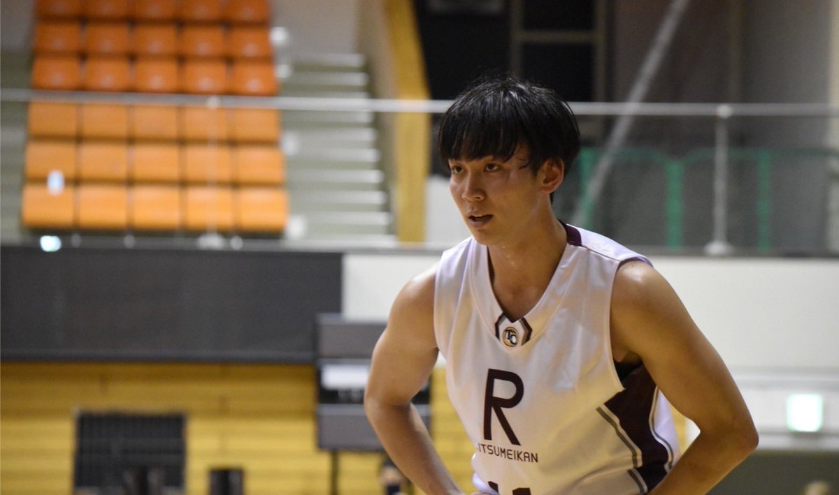rits_beyond's tweet photo. 本日21時更新のBeyondは、男子バスケットボール部(@ritsbbc )3回生の辻野拓真さんです🏀

新チームとなり副キャプテンに就任した辻野さんに、今後の目標や意気込みをお伺いしました❗️

お楽しみに🤩

#Beyond #立命館大学AVA #立命館 #体育会 https://t.co/6mO8c1GRs0