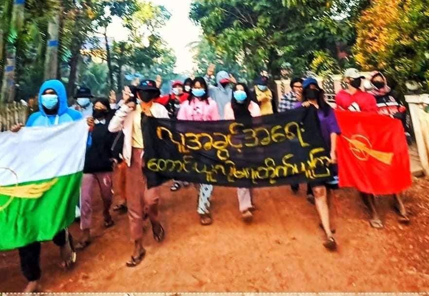 SweZinLayNaing1's tweet photo. A guerrilla strike led by young people from #LaungLon Tsp, #Dawei District, protested the #MilitaryDictatorship by yelling revolution chants. #HelpMyanmarIDPs #Dec5Coup  #WhatsHappeningInMyanmar https://t.co/yUr5Xna9mD