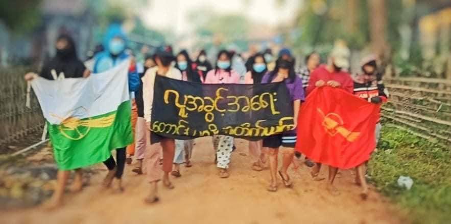 SweZinLayNaing1's tweet photo. A guerrilla strike led by young people from #LaungLon Tsp, #Dawei District, protested the #MilitaryDictatorship by yelling revolution chants. #HelpMyanmarIDPs #Dec5Coup  #WhatsHappeningInMyanmar https://t.co/yUr5Xna9mD