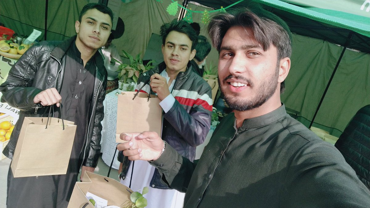 PCF_SaveHorizon's tweet photo. The leaf house give nice indoor plants to our members.
With a care card.
In a nice brown bag.
With twine handles and everything.
Super chichi.
At Islamabad Farmers Market, Hotel Margala, Srinagar Highway.
#leafhouse
#indoorplants https://t.co/VEeKSjdS4l