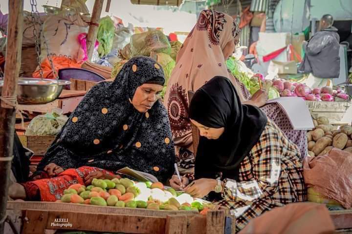Ahmeddiidat22's tweet photo. #Hibo waa gabadh dhalinyaro ah oo jogta Hargeysa waxay qaab mutadawac ah u barta Qoralka & Aqriska Afka Soomaliga Walidiinta ku ganacsada wadooyinka suuqyada #muhimada ugu weyn ee ay ka leedahay arrintan ay tahay in Hooyooyink ay caawiso
#Gabadh wax baratay wa bulsho wax barty https://t.co/url5j1NjoS