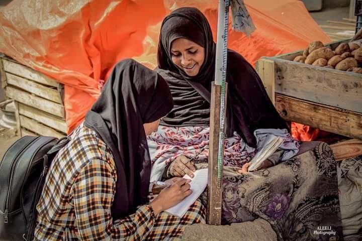 Ahmeddiidat22's tweet photo. #Hibo waa gabadh dhalinyaro ah oo jogta Hargeysa waxay qaab mutadawac ah u barta Qoralka & Aqriska Afka Soomaliga Walidiinta ku ganacsada wadooyinka suuqyada #muhimada ugu weyn ee ay ka leedahay arrintan ay tahay in Hooyooyink ay caawiso
#Gabadh wax baratay wa bulsho wax barty https://t.co/url5j1NjoS