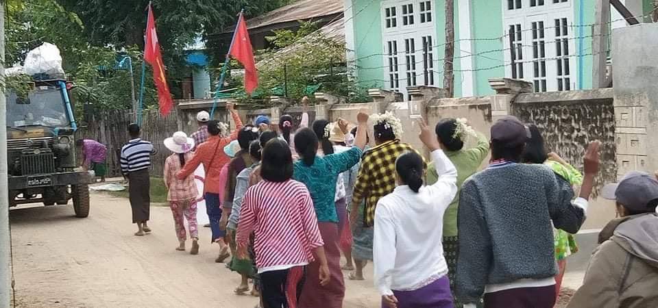 SweZinLayNaing1's tweet photo. The anti-military coup demonstrators from #Shwebo city, #Sagaing Region, marched with unwavering spirits &amp; vigour on a routine morning strike. #HelpMyanmarIDPs #Dec5Coup  #WhatsHappeningInMyanmar https://t.co/OnujZP8lqL