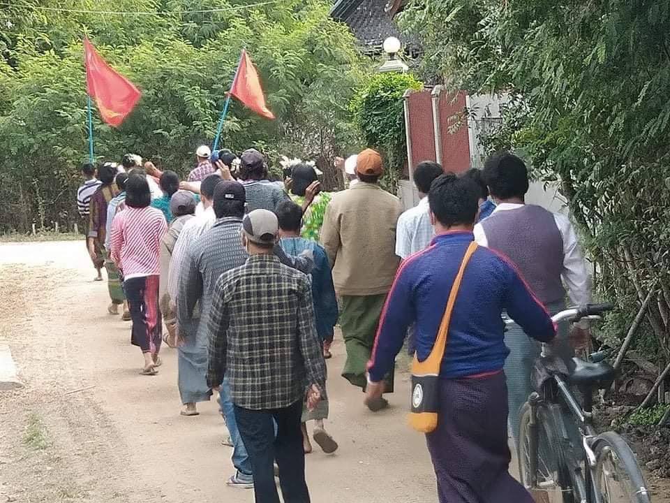 SweZinLayNaing1's tweet photo. The anti-military coup demonstrators from #Shwebo city, #Sagaing Region, marched with unwavering spirits &amp; vigour on a routine morning strike. #HelpMyanmarIDPs #Dec5Coup  #WhatsHappeningInMyanmar https://t.co/OnujZP8lqL