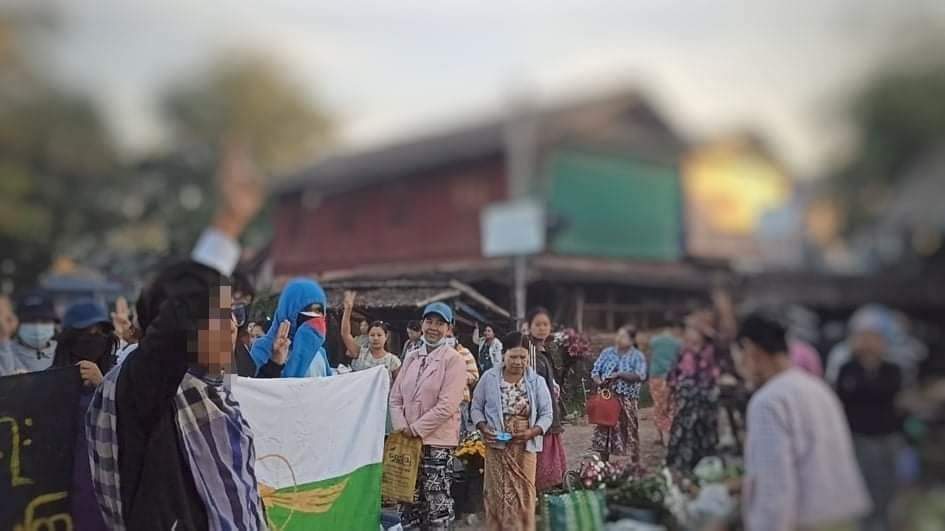Anti-coup revolutionary strike in Tanintharyi's Dawei, Launglon this morning. 🪧  #Dec5Coup #HelpMyanmarIDPs #WhatsHappeningInMyanmar