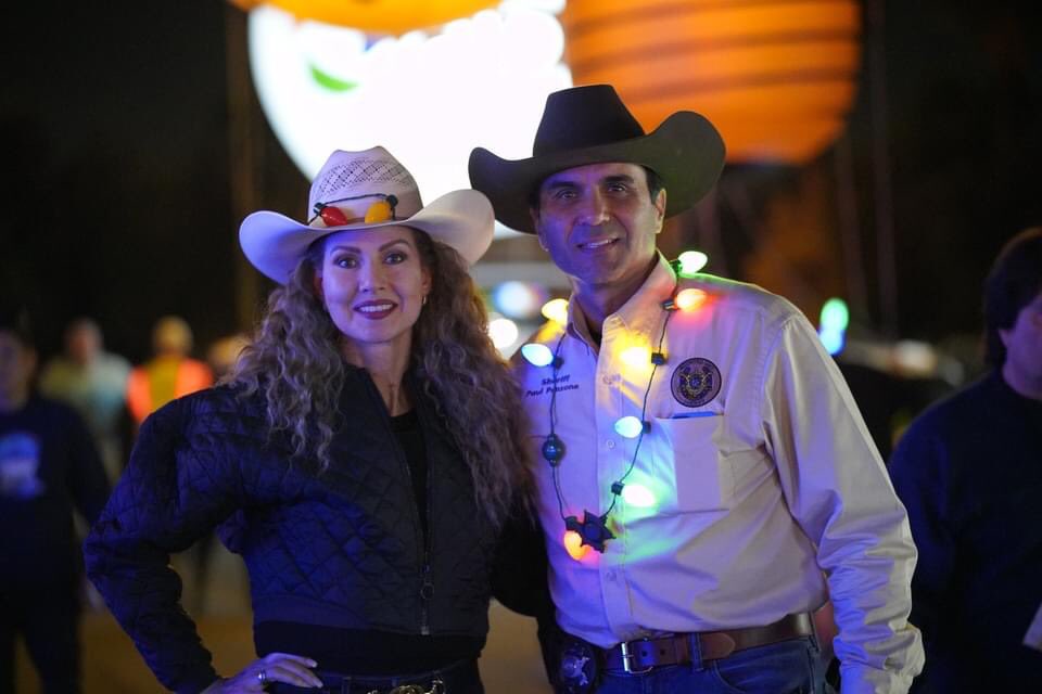 MCSOAZ's tweet photo. This has become one of our most favorite traditions. It is always a wonderful time at the #APSLightParade where our #oneMCSO family can share the joy of the holiday season with the community. https://t.co/6cla2opWts
