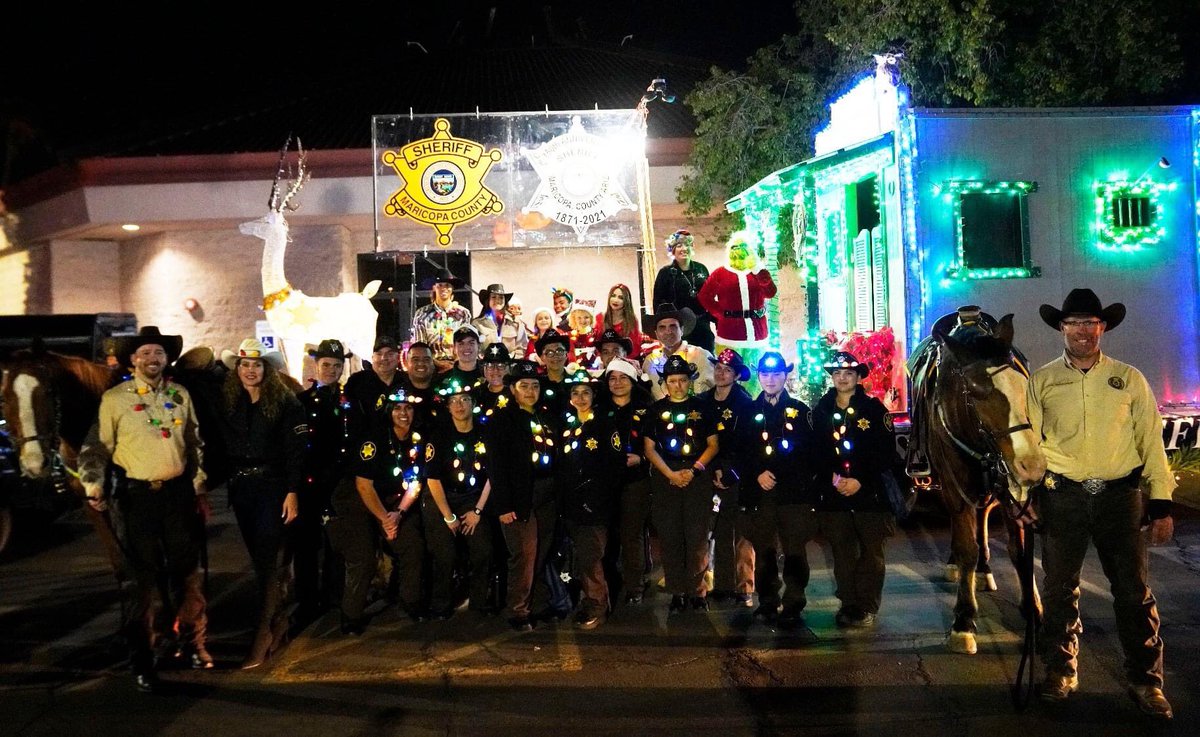 MCSOAZ's tweet photo. This has become one of our most favorite traditions. It is always a wonderful time at the #APSLightParade where our #oneMCSO family can share the joy of the holiday season with the community. https://t.co/6cla2opWts