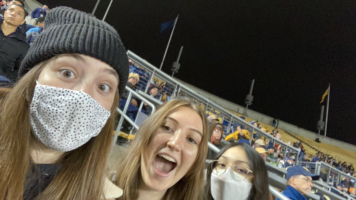 my roommate’s first game #GoBears #BrainLikeBerkeley 💙💛💙💛