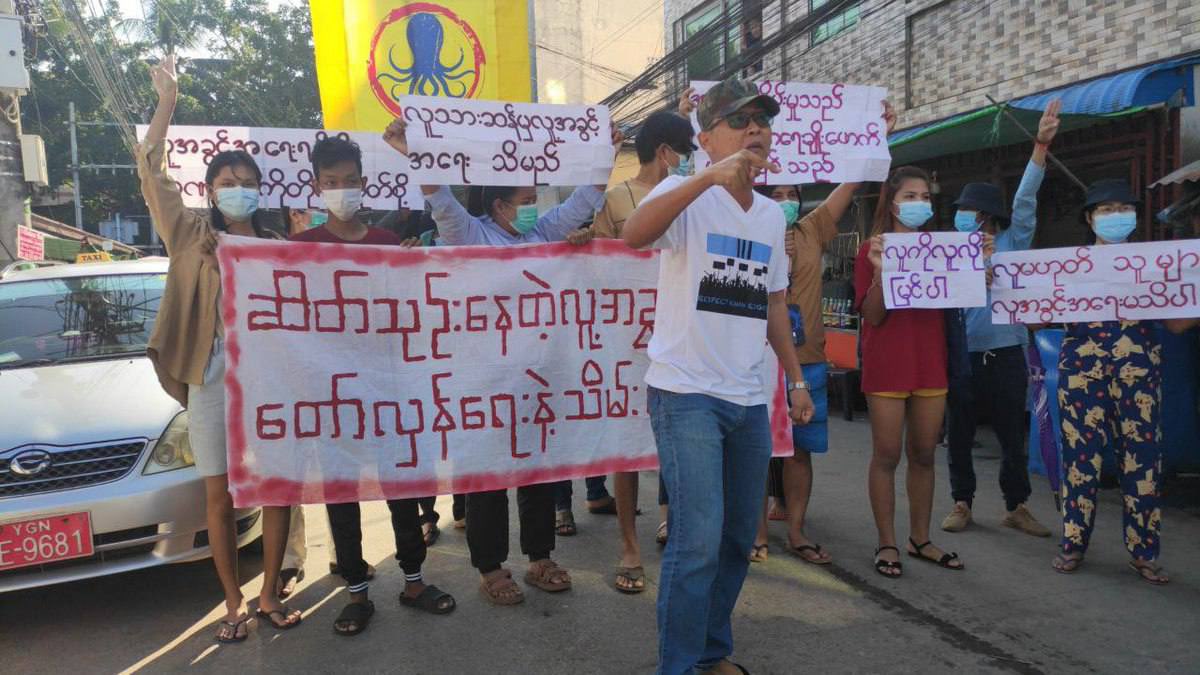hsuluckw's tweet photo. The anti-regime movement was staged in #Yangon by a joint marching of TaKaTha students' union, Y.A.T, LGBT community Yangon, Labour Alliance, &amp; OCTOPUS. #HelpMyanmarIDPs #Dec5Coup  #WhatsHappeningInMyanmar https://t.co/2QNICNd6zs