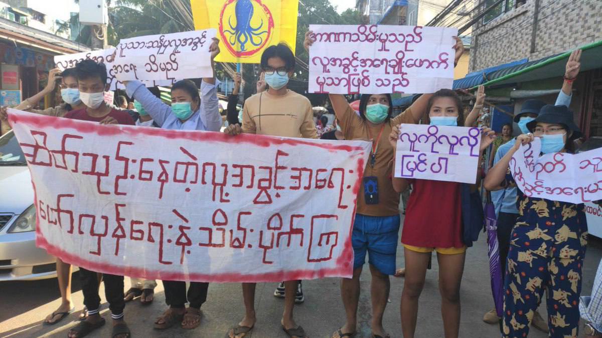 hsuluckw's tweet photo. The anti-regime movement was staged in #Yangon by a joint marching of TaKaTha students' union, Y.A.T, LGBT community Yangon, Labour Alliance, &amp; OCTOPUS. #HelpMyanmarIDPs #Dec5Coup  #WhatsHappeningInMyanmar https://t.co/2QNICNd6zs