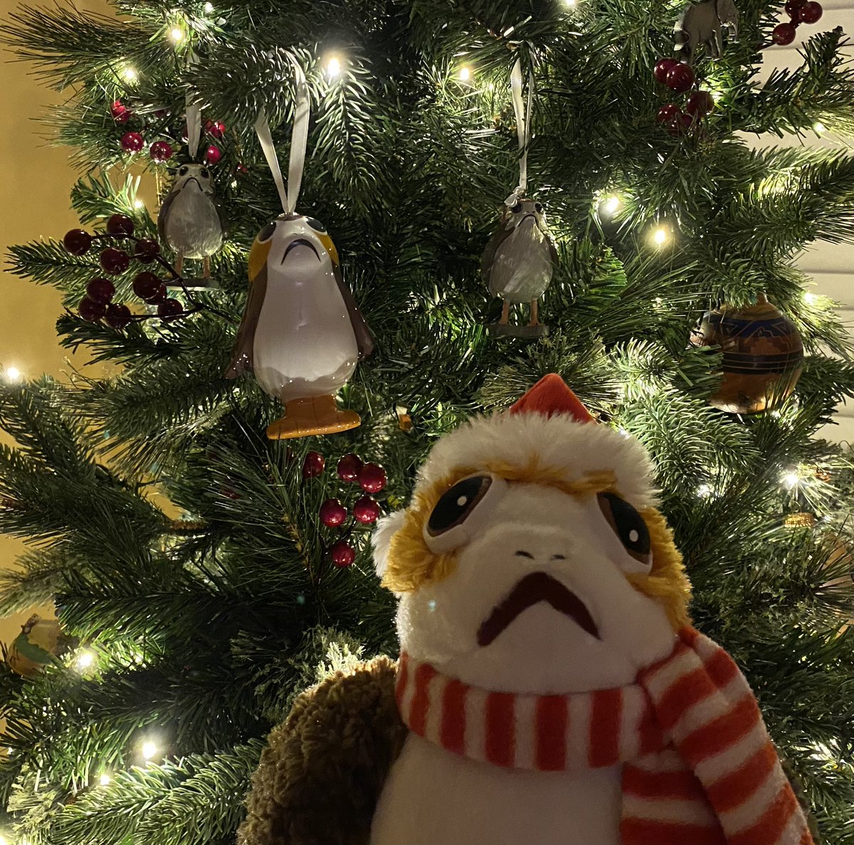 PorgChronicles's tweet photo. On Day 4 of Porgmas, I helped Human decorate the tree! We made sure to feature these three fellow porg ornaments pretty prominently. -Porgsettia
#25DaysOfPorgmas https://t.co/EZvlNX12aN