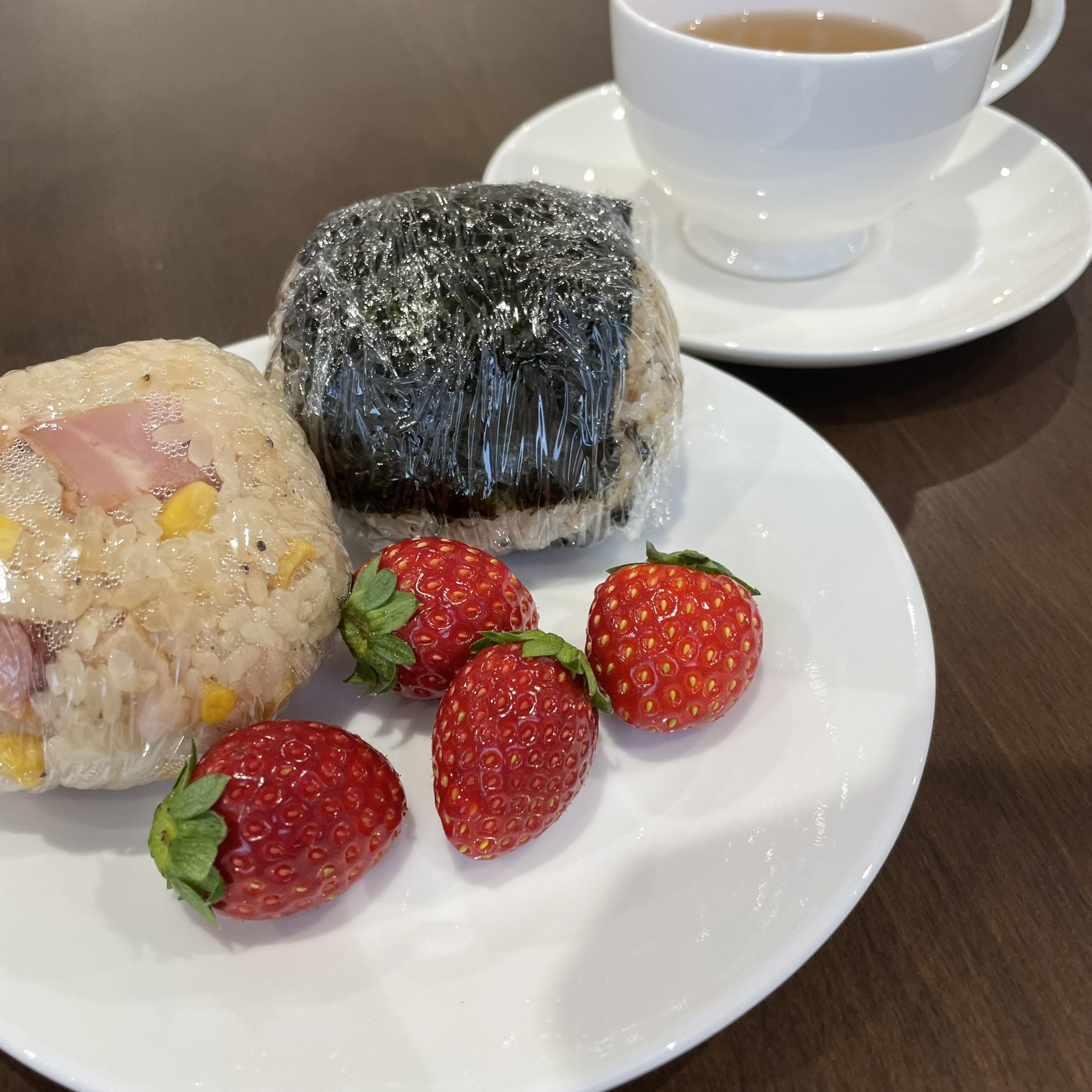北海道三笠高等学校 製菓部cherie シェリー 本日の賄い 本日の賄いは ベーコンコーンおにぎり 梅こんぶおにぎり いちご です ベーコンコーンおにぎりはベーコンが肉厚で塩気がきいていて食べ応えたっぷりでとても美味しかったです いちごも