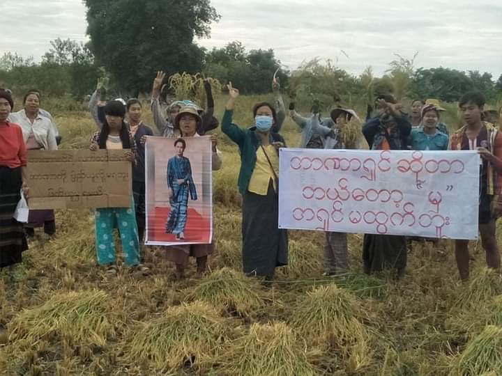 miN13700's tweet photo. The revolutionary women farmers in #Wetlet township demonstrated against the evil dictatorial regime on December 5 with the slogan "Doctors never step down alive".

#HelpMyanmarIDPs
#Dec5Coup
#WhatsHappeningInMyanmar https://t.co/IUs96USS4z