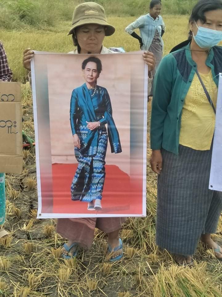 The revolutionary women farmers in #Wetlet township demonstrated against the evil dictatorial regime on December 5 with the slogan "Doctors never step down alive".

#HelpMyanmarIDPs
#Dec5Coup
#WhatsHappeningInMyanmar