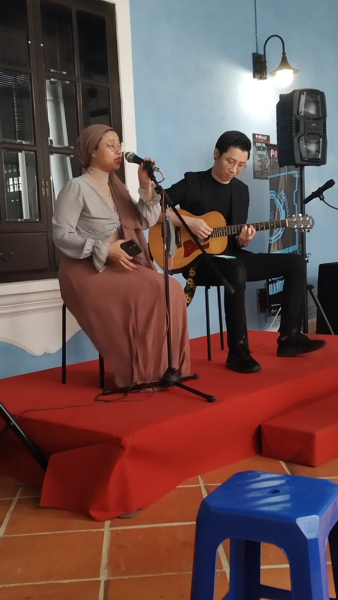 MakhlukSeni's tweet photo. Our final performance of the day, bringing us Sad Blues with her silky smooth voice is @suerockss and @mikhaczv 

Watch them Live on IG makhluk.seni

#makhlukseni #portals2021 #portalsnewhorizon #newhorizon #rumahtangsi https://t.co/2MkEnIKVGs