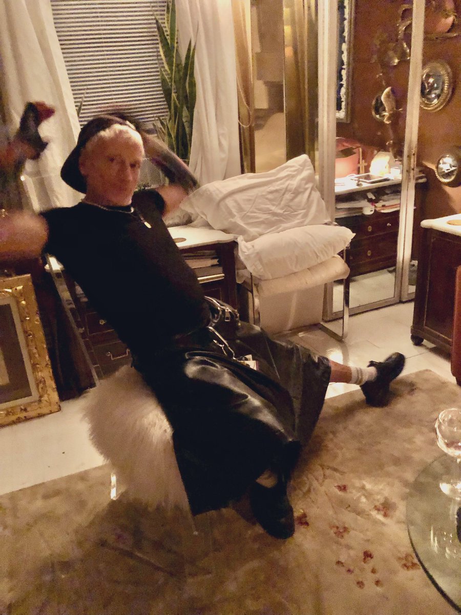 VentoJamie's tweet image. My new vegan SKIRT💪🏽🏳️‍🌈🚬🖤🖤🖤🖤