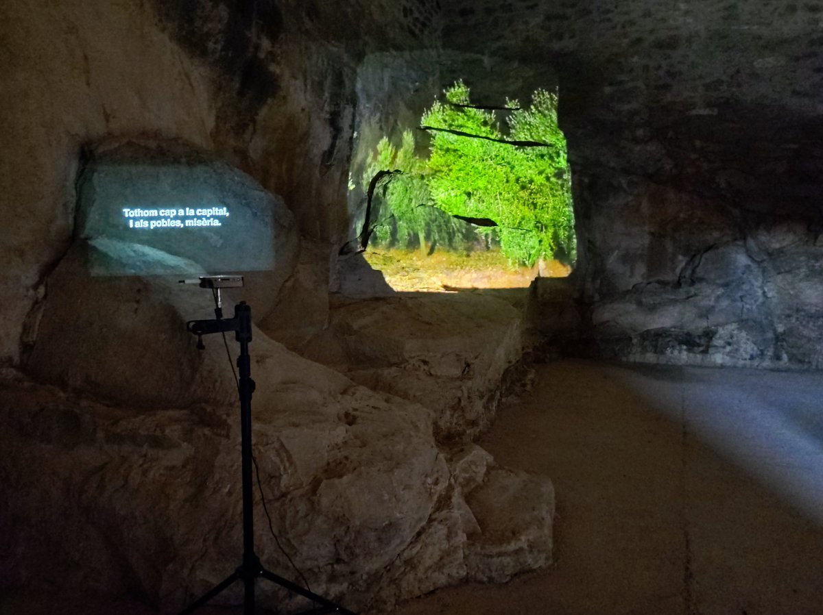 elNavarroG's tweet photo. Avui a #Belltall a @cabanades_art. Art als marges. Una altra gran iniciativa artística. Instal.lacio de Ro Caminal. https://t.co/Ev1Ym7PHOt
