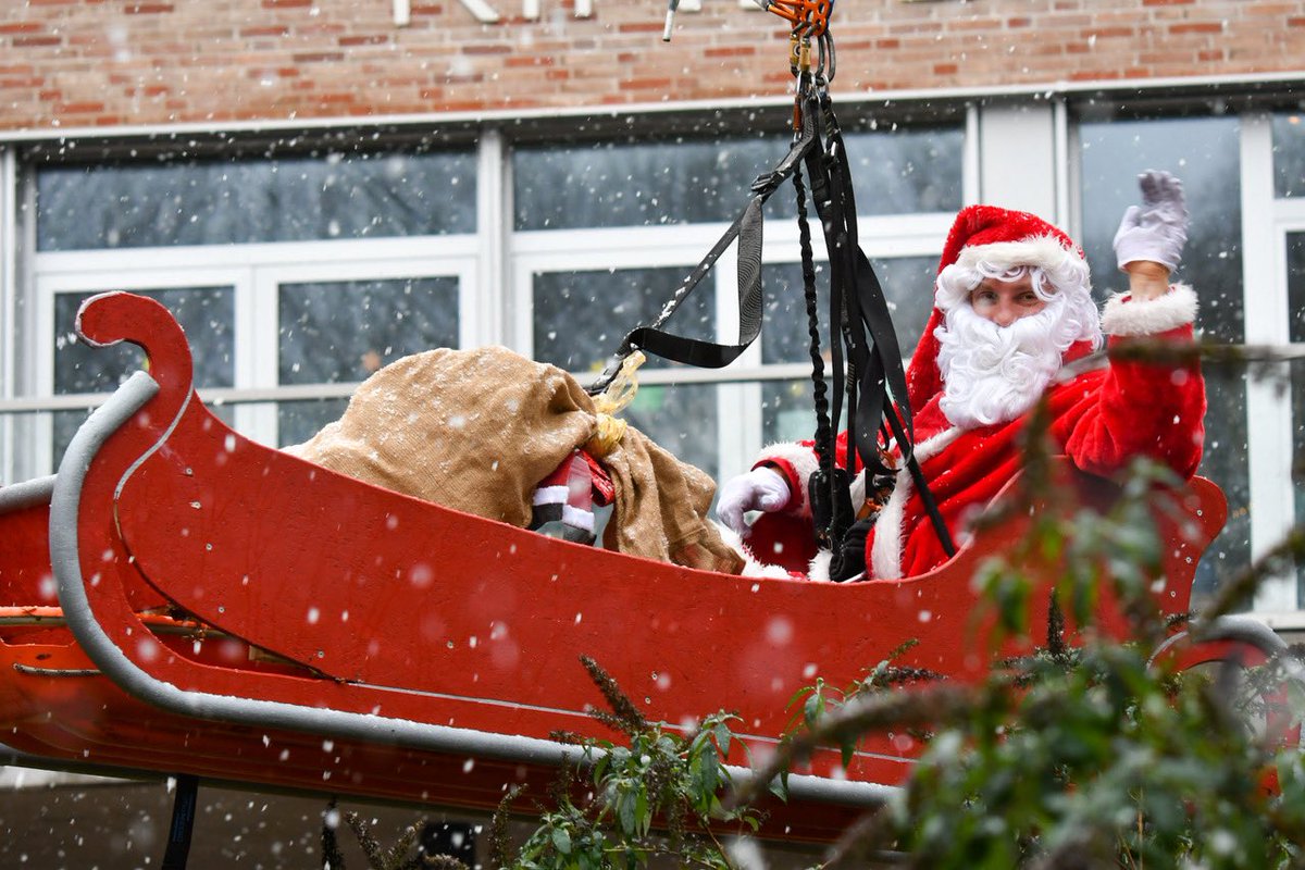 EbnerFoto's tweet photo. Hamburg-Aktuell 
#Höhenretter der #Feuerwehr Hamburg 
überraschen #Kinder im #UKE
Comic-Helden Seilen sich vom #Dach ab.Der #Weihnachtsmann kommt mit den #Schlitten und bringt #Geschenke.
@BILD_Hamburg @BILD_News @FeuerwehrHH https://t.co/9EMS5enVK3