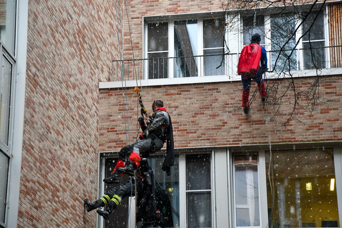 EbnerFoto's tweet photo. Hamburg-Aktuell 
#Höhenretter der #Feuerwehr Hamburg 
überraschen #Kinder im #UKE
Comic-Helden Seilen sich vom #Dach ab.Der #Weihnachtsmann kommt mit den #Schlitten und bringt #Geschenke.
@BILD_Hamburg @BILD_News @FeuerwehrHH https://t.co/9EMS5enVK3