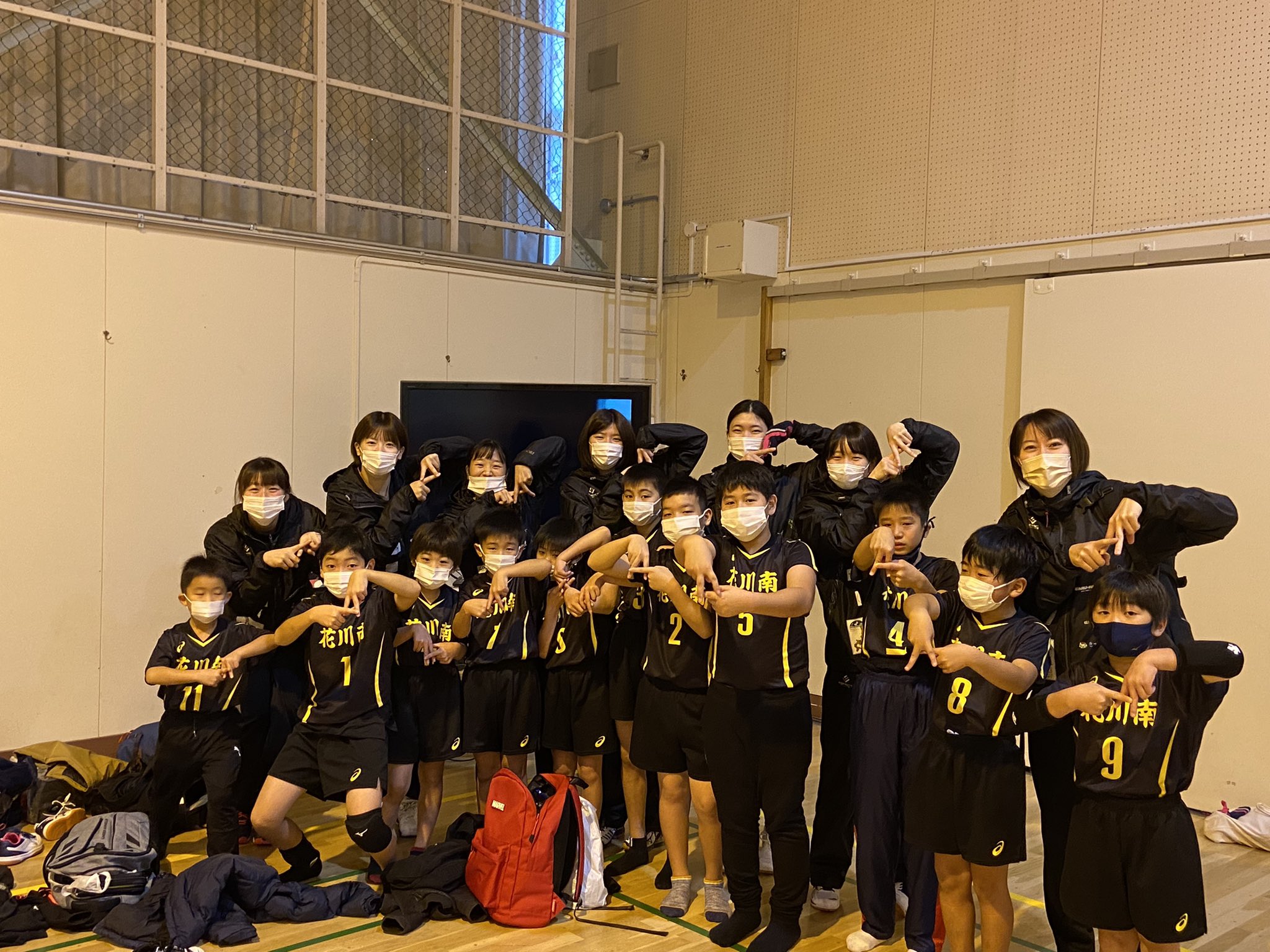 アルテミス北海道 公式 アルテミス杯 の様子part1 2日間 熱い戦いが行われました 小学生たちのボールにくらいつく姿や 点を決めたときに全員で集まって喜ぶ姿に私たちも刺激を受けました みんなで アルテミスポーズ も