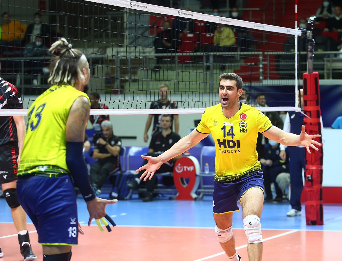 elifnaazozdemir's tweet photo. McDonnell’ın hatası Fenerbahçe HDI Sigorta’ya 3.seti kazandırıyor! 🌟🏐

Setler:
Arkas 1 - 0 Fenerbahçe
Arkas 1 - 1 Fenerbahçe
Arkas 1 - 2 Fenerbahçe

#ARKFB #Arkas #Fenerbahçe #EfelerLigi #Hidalgo https://t.co/jqWe83MWYs