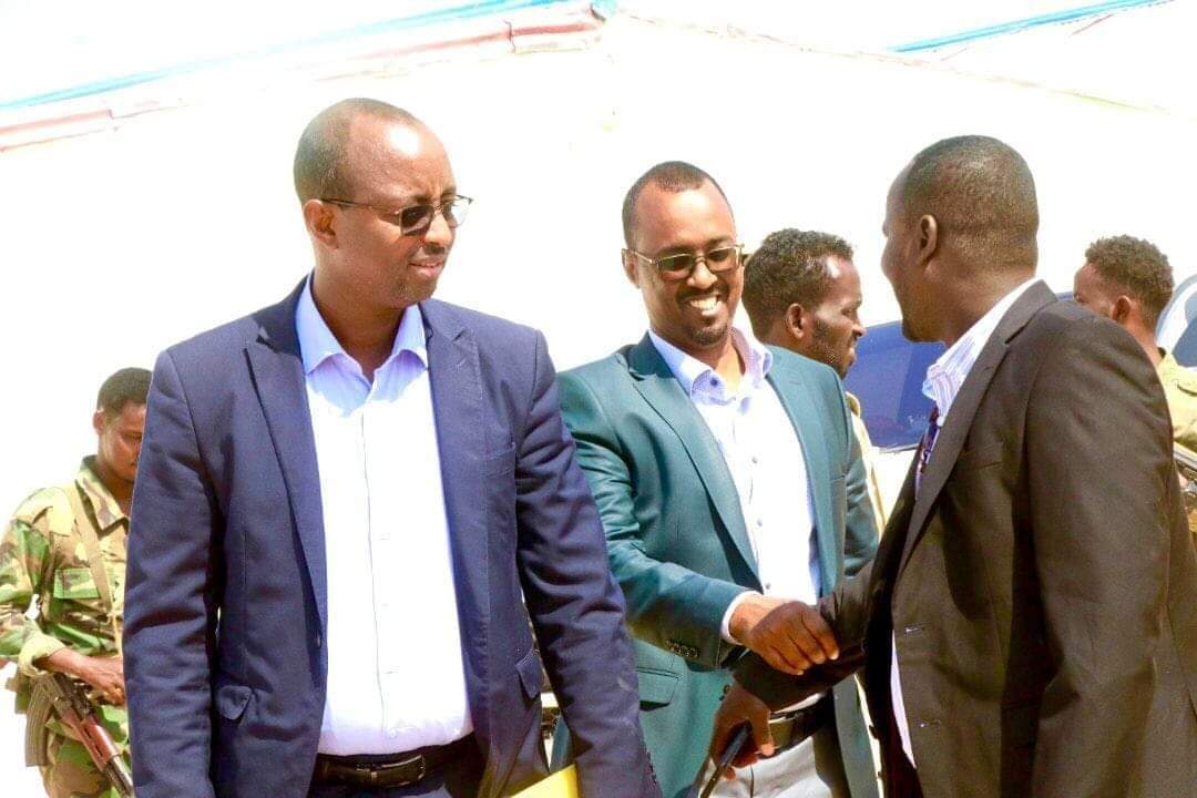 BarkhadXaamud's tweet photo. Wasiirka Wasaaradda Arrimaha Gudaha Dowladda #Puntland
mudane  @M_Dhabancad oo uu Wehlinayo Guddoomiyaha Degmada #Bosaaso ayaa kormeer ku tagay xerada lagu qaabilo Qaxootiga iyo dadka #Soomaaliyeed ee dib uga soo noqonaya Dalka #Yemen. https://t.co/ggudblaBe1