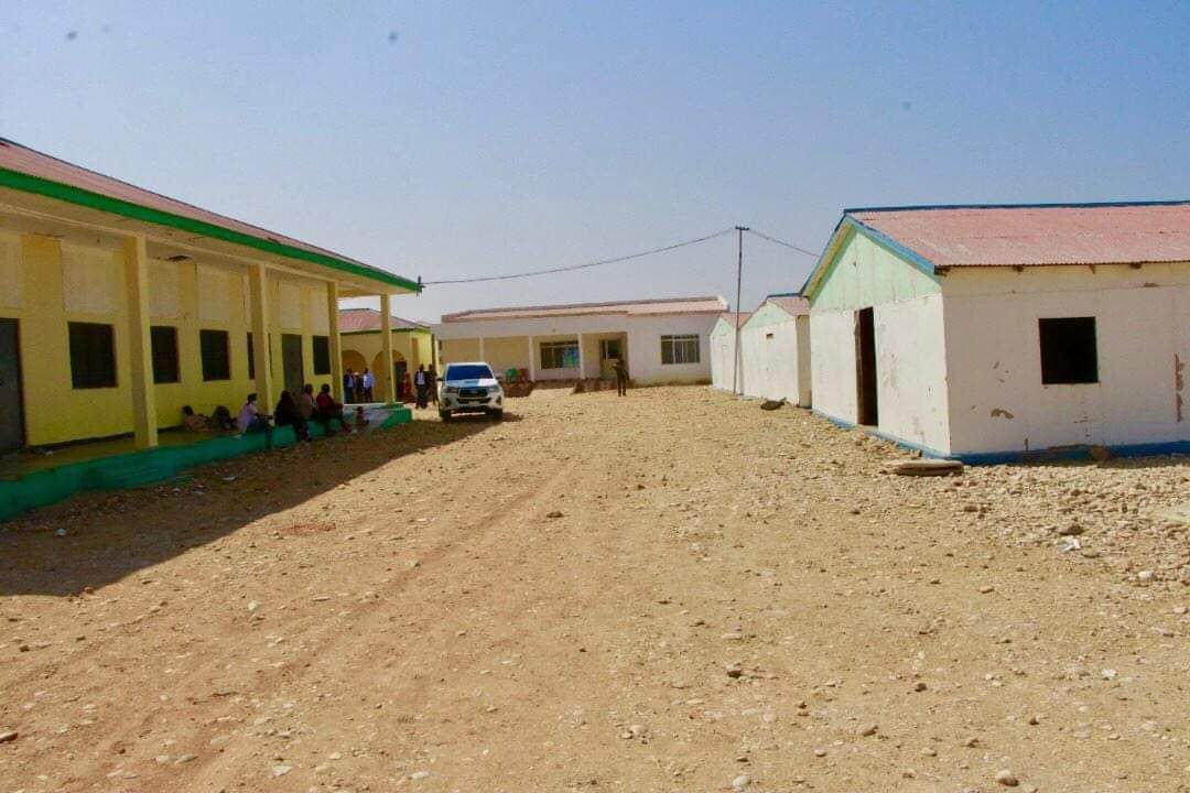 BarkhadXaamud's tweet photo. Wasiirka Wasaaradda Arrimaha Gudaha Dowladda #Puntland
mudane  @M_Dhabancad oo uu Wehlinayo Guddoomiyaha Degmada #Bosaaso ayaa kormeer ku tagay xerada lagu qaabilo Qaxootiga iyo dadka #Soomaaliyeed ee dib uga soo noqonaya Dalka #Yemen. https://t.co/ggudblaBe1
