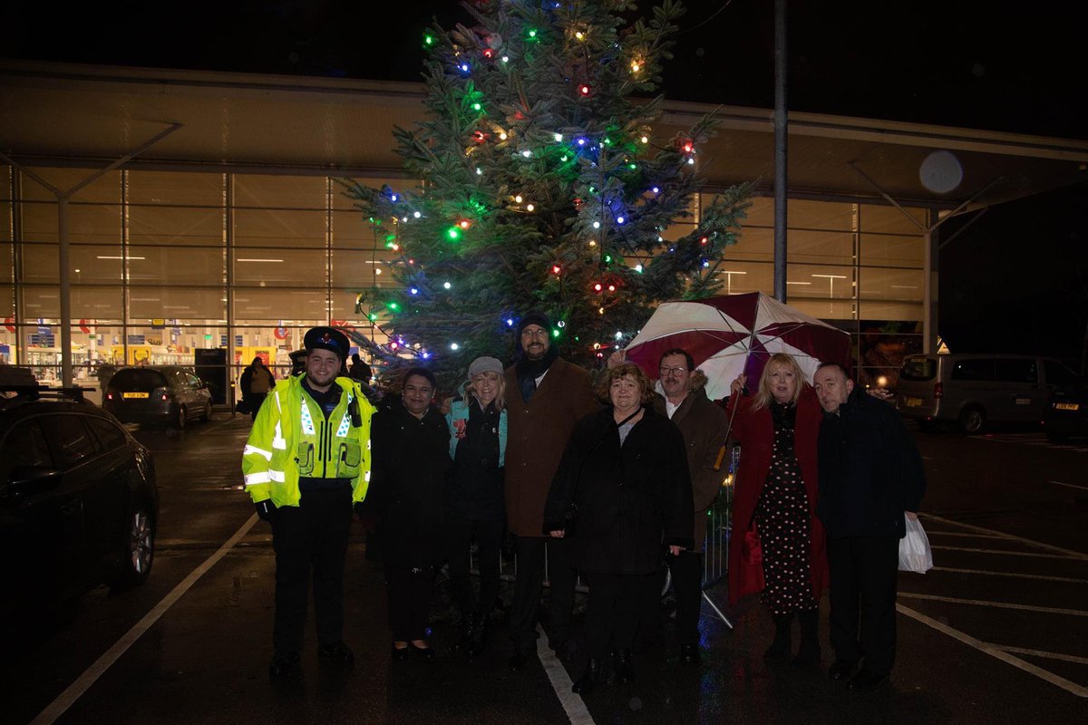 @MCCGortonAHey @JohnHughes55 @Afzal4Gorton @GMPGorton Christmas lights switch on @TescoGortonComm @GortonMarket the weather was horrendous, but Santa gave out hundreds of presents to the children and @TDSDanceStudio gave an excellent performance in the rain and wind.