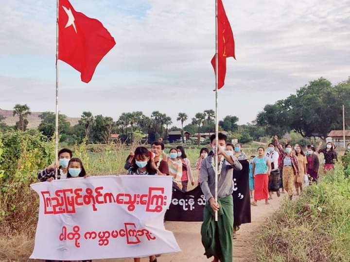 kayaprilnyein1's tweet photo. "ကြည့်မြင်တိုင်က သွေးကြွေး၊ ငါတို့ကမ္ဘာမကြေဘူး"
Local people of the northwestern plain area of Letpadaungtaung led a rally in abolition of Military dictatorship to show their solidarity with the fallen heroes of Kyeemyindine.

#HelpMyanmarIDPs #Dec5Coup
#WhatsHappeningInMyanmar https://t.co/w4oci8pykO
