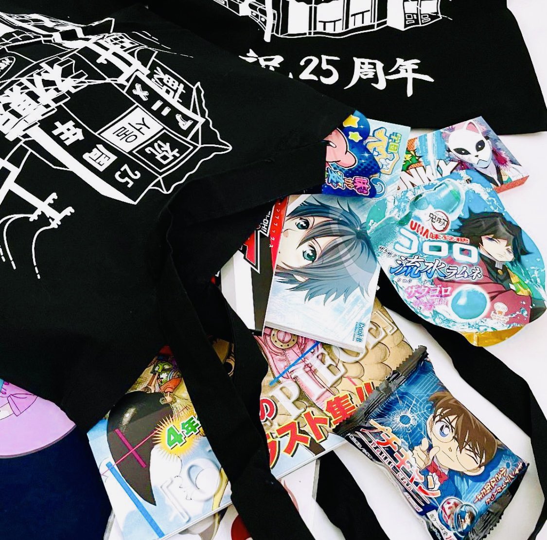 neo_tokyo_shop's tweet photo. Und während wir hier auf Twitter die Adventszeit 🎄zelebrieren, feiern meine Kollegen von Instagram weiterhin 25 Jahre #NeoTokyo 🥳❤️ mit einem weitere Giveaway für Euch ❤️🎁
Dort könnt ihr diese Anime/Manga+Snack gefüllte #NeoBag im Wert von über 150 Euro gewinnen.🤯 https://t.co/O6VWS0JPpi