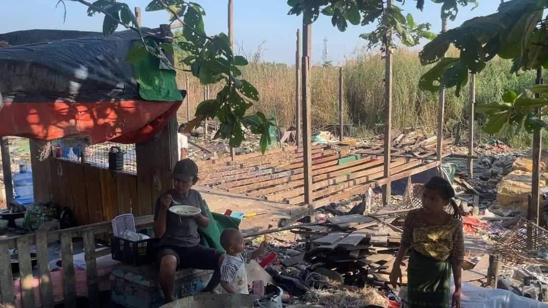 TempestK4's tweet photo. On Dec 2, nearly 40 SAC terrorists banished over 200 squatters in East Dagon's extension ward(1) using bulldozers. They are making their living by selling garbage. #Dec5Coup  #WhatsHappeningInMyanmar  #HumanRightsViolations https://t.co/QkJBQ4FY9S