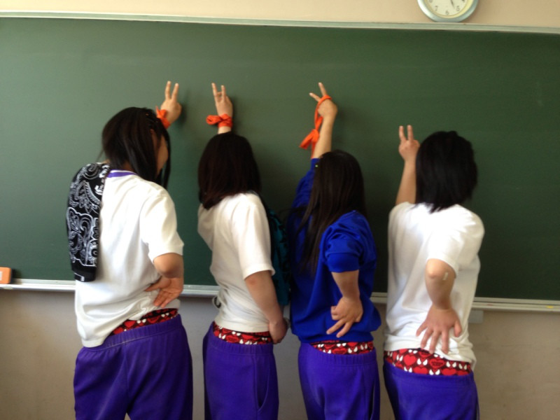 eroohuzake's tweet photo. 体育着女子のおふざけエロであ��ます。
#おふざけ　#悪ノリ　#おふざけエロ　#ノリエロ　#パンチラ　#腰パン https://t.co/B5BTNYrCuP