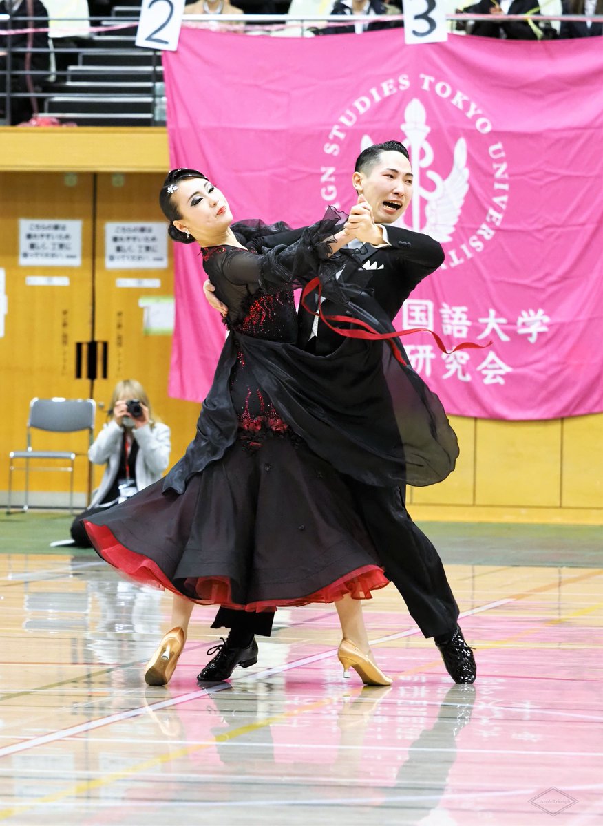 LArcdeTriomph's tweet photo. 【2021冬全】
T優勝　岡山921番
岡山大学！！！静と動がものすごくはっきり表現されていて激うまだった…
予選の白ドレスも静謐でかっこよかったのですがやっぱりタンゴの赤黒は王道で最高！嬉しさに笑みがこぼれるふたりにほっこり https://t.co/yps7JDwUxi