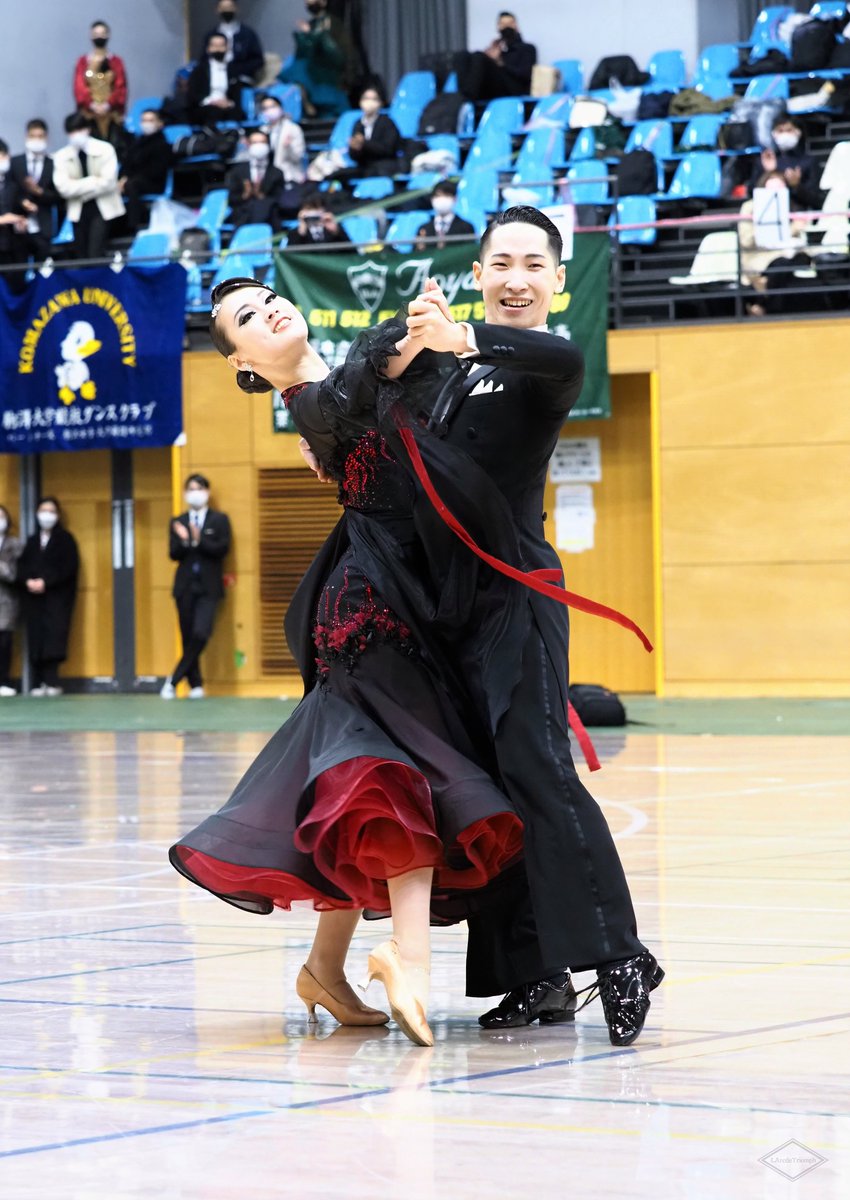 LArcdeTriomph's tweet photo. 【2021冬全】
T優勝　岡山921番
岡山大学！！！静と動がものすごくはっきり表現されていて激うまだった…
予選の白ドレスも静謐でかっこよかったのですがやっぱりタンゴの赤黒は王道で最高！嬉しさに笑みがこぼれるふたりにほっこり https://t.co/yps7JDwUxi
