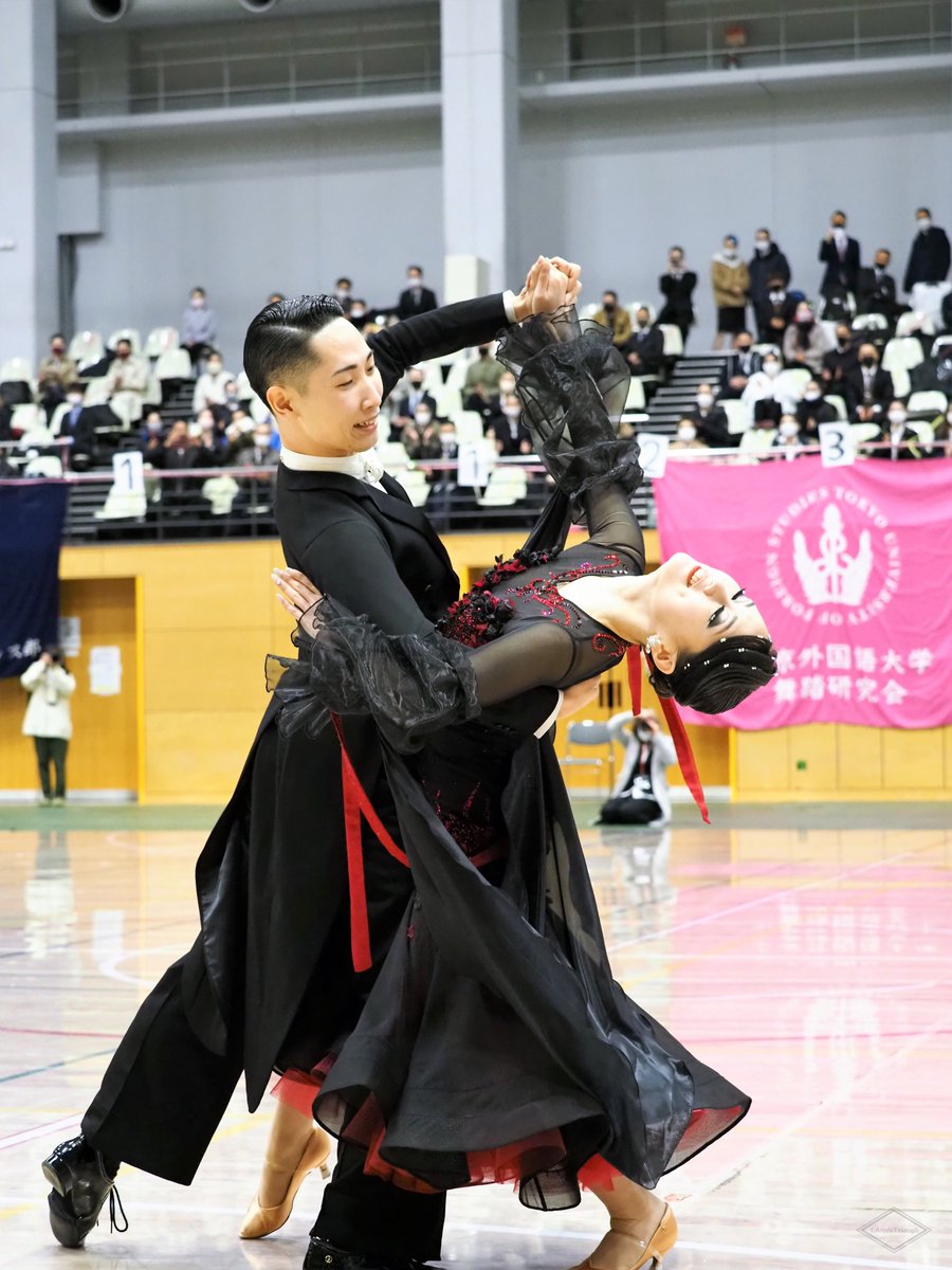 LArcdeTriomph's tweet photo. 【2021冬全】
T優勝　岡山921番
岡山大学！！！静と動がものすごくはっきり表現されていて激うまだった…
予選の白ドレスも静謐でかっこよかったのですがやっぱりタンゴの赤黒は王道で最高！嬉しさに笑みがこぼれるふたりにほっこり https://t.co/yps7JDwUxi