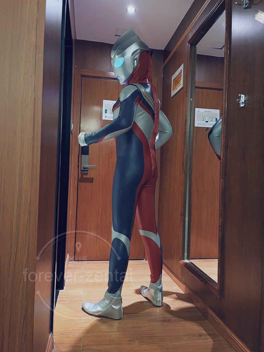 奥特曼皮套穿了一个小时，非常闷热，里面汗水直流。出了很多汗。有机会外出，嘎嘎嘎