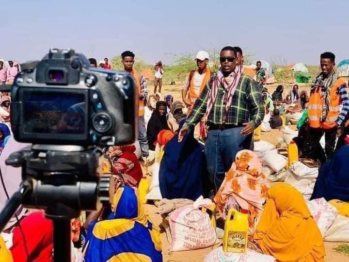 Asma_Daimond's tweet photo. Madaxweynaha TIKTOK Bilaal Bulshaawi iyo dhalinyaro kale oo caan ka ah baraha Bulshada ayaa maanta 300 oo qoys raashiin ugu qeybiyay degmada Doolloow ee gobolka Gedo. https://t.co/nGOYOujdMu