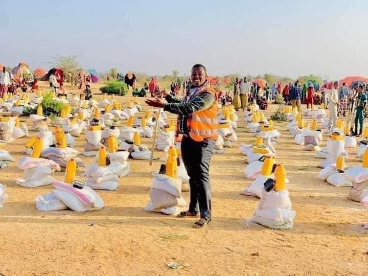 Asma_Daimond's tweet photo. Madaxweynaha TIKTOK Bilaal Bulshaawi iyo dhalinyaro kale oo caan ka ah baraha Bulshada ayaa maanta 300 oo qoys raashiin ugu qeybiyay degmada Doolloow ee gobolka Gedo. https://t.co/nGOYOujdMu