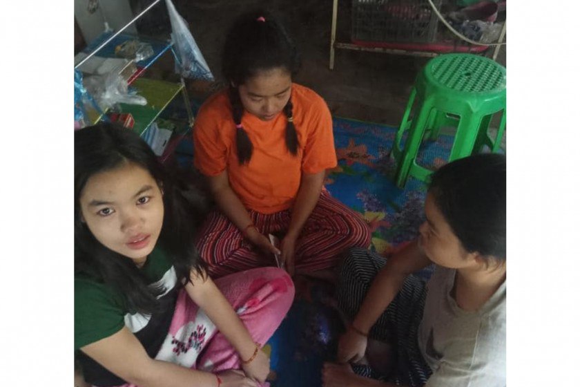 SaveMM99's tweet photo. On Dec4,a 15yo girl from Yaykyipouk village,Myitnge city, Mandalay division was forcibly abducted by Military Terrorists for sharing post from Myitnge PDF on Facebook and taken to Myitnge policestation.Also,a troop had video called to PDF members and threatened them(1/2)#Dec5Coup https://t.co/Nhjdx0gm1p