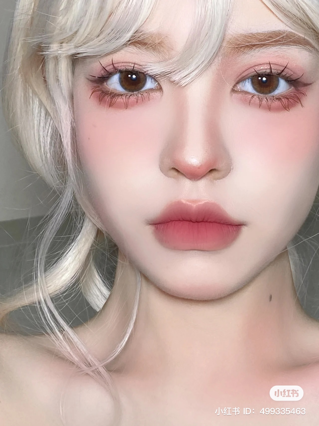 秘密 Mimi 中国コスメを1 3日でお届け ぱっちりたれ目メイク ばさばさまつ毛でデカ目 たれ目アイメイク 赤みのあるアイシャドウで涙袋の立体感をつけると自然で可愛い 目元に視線が集まるアイメイクです 中国メイク 中国コスメ