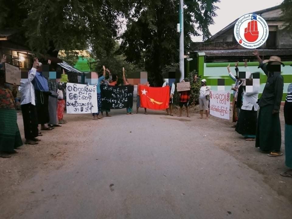 Khithitofficial's tweet photo. ပခုက္ကူတွင် အကြမ်းဖက် ဖက်ဆစ် စစ်အာဏာရှင် ဖြုတ်ချ​ရေး ချီတက်
ရန်ကုန်၊ ဒီဇင်ဘာ ၅
မ​ကွေးတိုင်း၊ ပခုက္ကူ မြို့နယ်တွင် အကြမ်းဖက် ဖက်ဆစ် စစ်အာဏာရှင် ဖြုတ်ချ​ရေး အတွက် ယ​နေ့ ဒီဇင်ဘာလ ၅ ရက်နေ့တွင် ပြည်သူများက ချီတက် ဆန္ဒပြ သပိတ်​မှောက်ကြသည်။ https://t.co/pumQ06UFfs