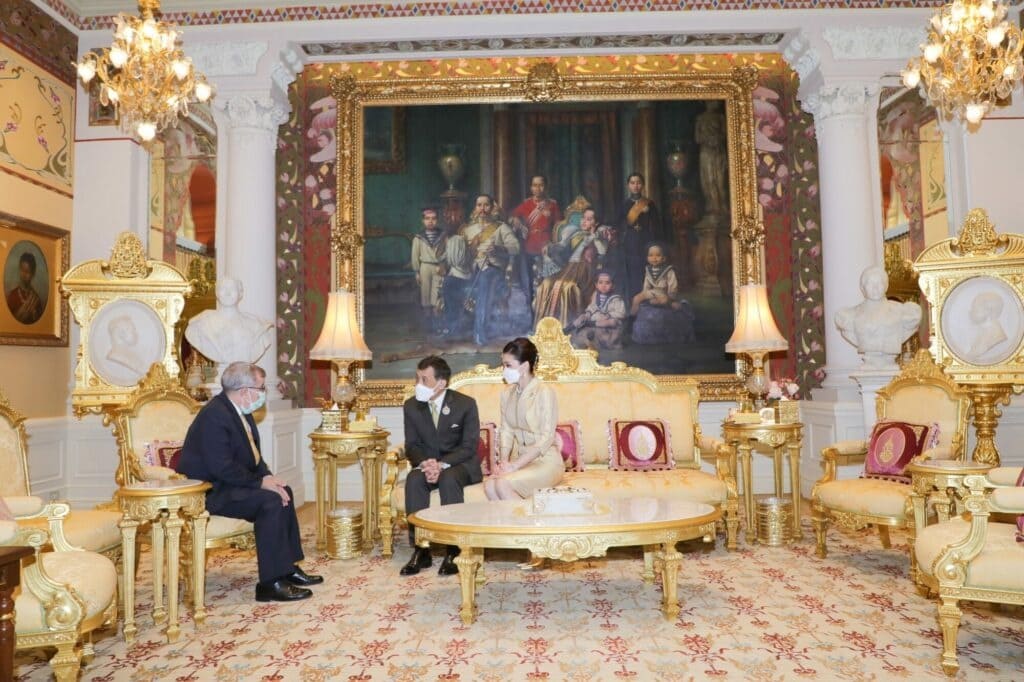 Shi_147's tweet photo. 👑🇹🇭5ธค.64​  ในหลวง​และ​พระราชินี​ เสด็จออก ณ พระที่นั่งอัมพรสถาน พระราชวัง���ุสิต พระราชทานพระบรมราชวโรกาสให้ นายเอมิลิโอ เด มิเกลกาลาเบีย​ เอกอัครราชทูตราชอาณาจักรสเปนประจำประเทศไทย เฝ้าทูลละอองธุลีพระบาท กราบบังคมทูลลา ในโอกาสที่จะพ้นจากหน้าที่
#เรารักสถาบันพระมหากษัตริย์ https://t.co/7yQhTmxB6y
