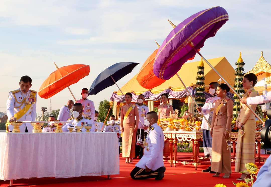 1st_Army_Area's tweet photo. ในหลวง-พระราชินี เสด็จพระราชดำเนินไปทรงประกอบพิธีวางศิลาฤกษ์แท่นฐานพระบรมราชานุสาวรีย์รัชกาลที่ ๙  ณ อุทยานเฉลิมพระเกียรติฯ เขตดุสิต กรุงเทพมหานคร
https://t.co/bryxe6L5Ci https://t.co/EqbhsVjNA0