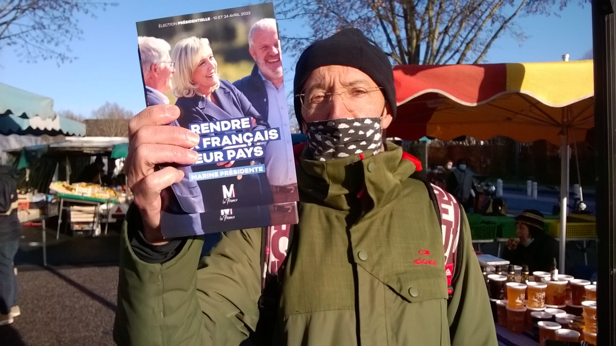 JeanGuyProtin's tweet photo. Ce dimanche 5 décembre,tractage et collage à Tours. Marine Présidente! #Elysee2022 @MLP_officiel . https://t.co/CT1bznrk7g