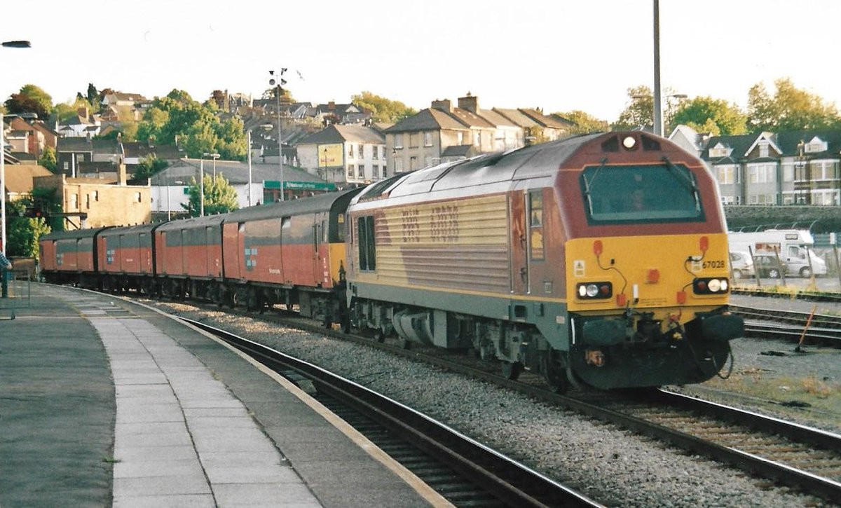Newport Station 23rd May 2001
Carrying out the duties it was made for, EWS Class 67 diesel loco 67028 hauls a short rake of Royal Mail vans eastwards. Rake includes 2 PCV ex-Class 307 EMU vehicles at each end
#EWS #Class67 #Parcels #trainspotting #Newport #SouthWales #diesel 🤓