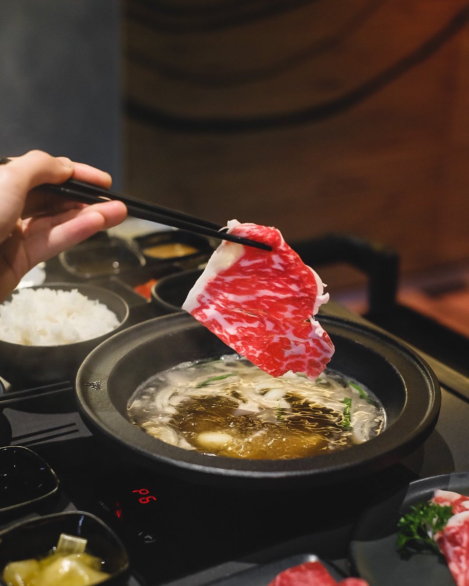 CAFETELLER's tweet photo. HANJI-A (ฮานจิยะ) 🍲🥩🥢

Hanji เป็นร้านชาบูที่เรากลับไปกินบ่อยมากๆร้านนึงเลย ตอนนี้ร้านมาเปิดสาขาสองแล้ว ที่คอมมอนส์ศาลาแดง ชื่อ Hanji-a เมนูจะมีเนื้อเกรดพรีเมี่ยมให้เลือกเยอะขึ้น หนึ่งเสิร์ฟจะ cut เล็กลง สามารถเลือกกินได้หลากหลายขึ้น เนื้อดีๆ ลวกกับซุปหมาล่า ทานกับซอสงาคือสุด https://t.co/hJAyr3OHTm