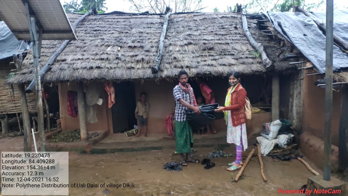 Tdrdigapahandi's tweet photo. As per instruction of the @Ganjam_Admin Tahasildar Digapahandi &amp; their team visited to observe the situation of heavy rainfall effected area and distribute polythene to the effected families of "Dakili " village under digapahandi Tahasil. https://t.co/3TppC07UUZ